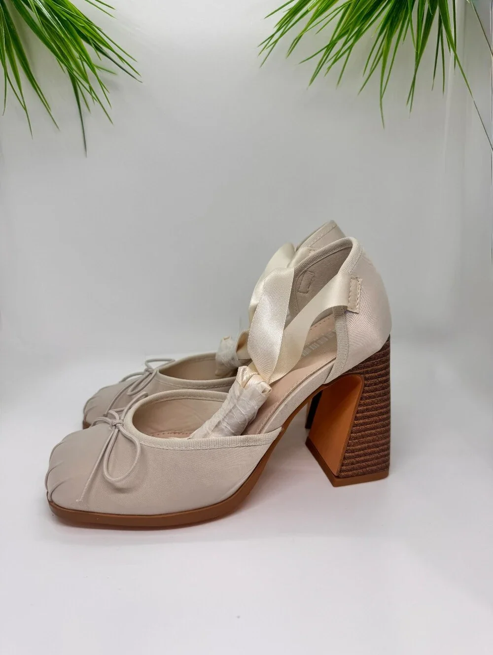 Finesse Salome Ivory Pointe Pump/New/Box damage/Size 6/MSRP $108.00